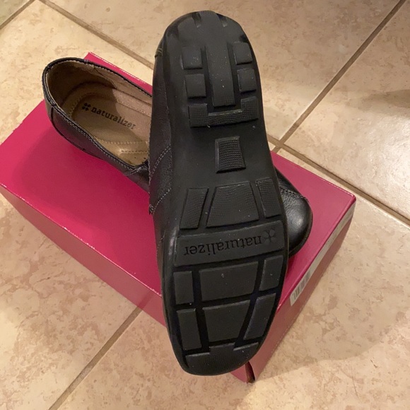 Naturalizer black slip on closed toe sandals size 7.5 M - Picture 3 of 3